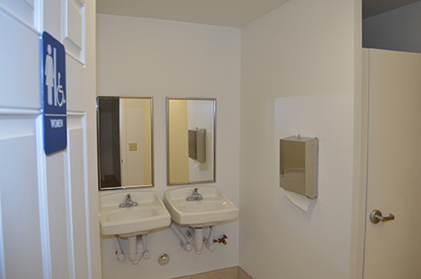 Commercial pool facility photo 4